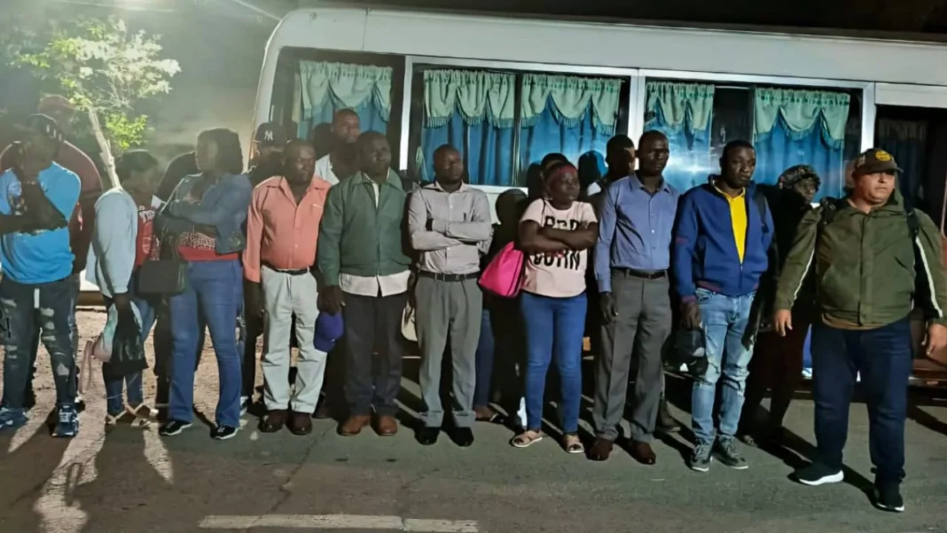 Ejército captura 17 nacionales haitianos en autobús