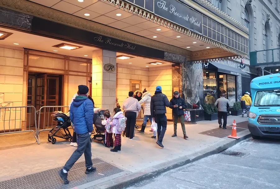 Las familias inmigrantes sacan a los niños de las escuelas por miedo a las redadas en Nueva York