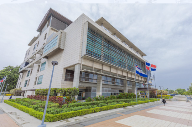 Abogado desafía a militares en lucha por taller de desabolladura y provoca tensión frente a la PGR