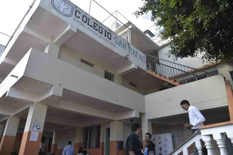 Alumnos con 15 días sin recibir docencia por falta de energía y agua en un liceo de Santiago