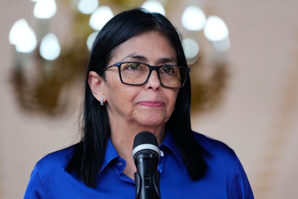 Presidenta venezolana cambia comandantes militares regionales despues de la caída de Maduro