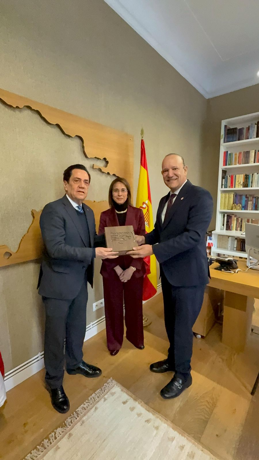 Alcalde Ulises Rodríguez se reúne con el embajador Tony Raful en Madrid durante FITUR 2026