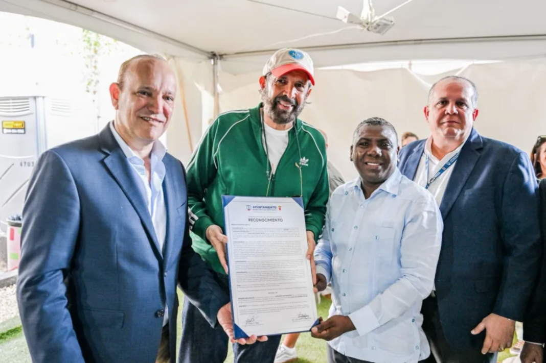 Ayuntamiento de Santiago declara a Juan Luis Guerra “Visitante Distinguido”