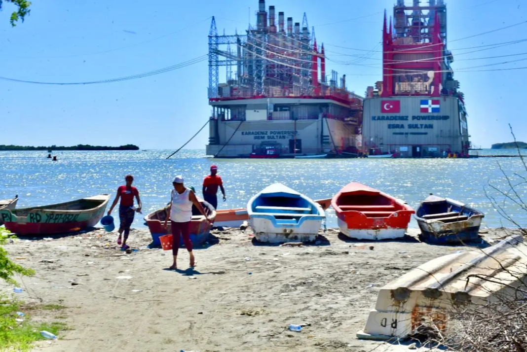 Informe técnico afirma barcazas en Los Negros nunca debieron instalarse y recomiendan sacarlas de la zona lo antes posible.