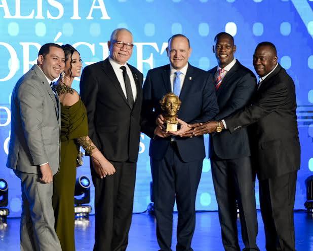Alcalde Ulises Rodríguez recibe premio como “Personalidad Municipal” en la XI Premiación Juan Pablo Duarte de FEDODIM Alcalde Ulises Rodríguez recibe premio como “Personalidad Municipal” en la XI Premiación Juan Pablo Duarte de FEDODIM